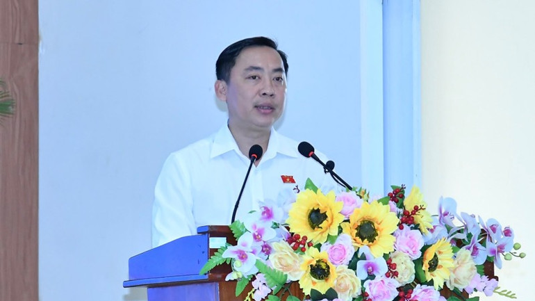 Ông Đào Chí Nghĩa, Phó Trưởng đoàn Đoàn Đại biểu Quốc hội thành phố Cần Thơ báo cáo cử tri tóm tắt nội dung Kỳ họp thứ 8, Quốc hội khoá XV (Ảnh: THANH GIANG).