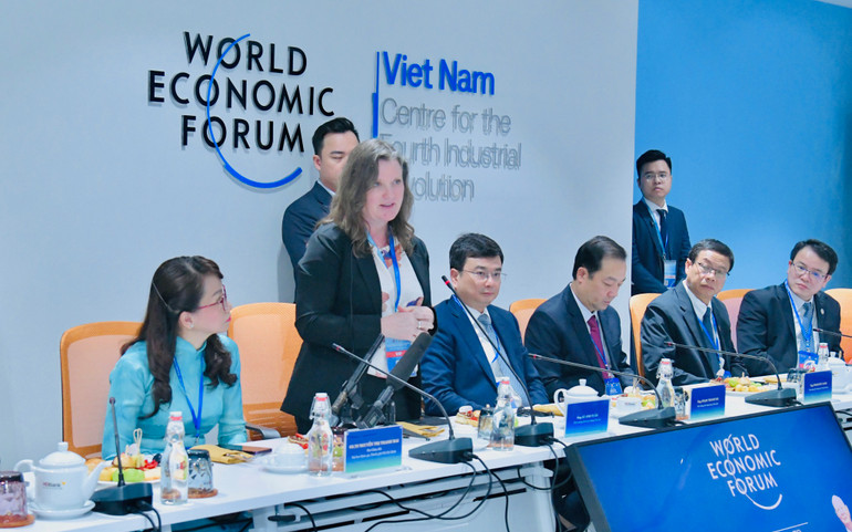 Đại diện lãnh đạo Diễn đàn Kinh tế thế giới phát biểu ý kiến tại buổi làm việc. (Ảnh: Thanh Giang) Đại diện lãnh đạo Diễn đàn Kinh tế thế giới phát biểu ý kiến tại buổi làm việc. (Ảnh: Thanh Giang)