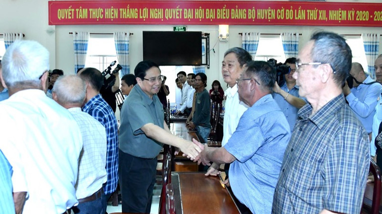 Thủ tướng Phạm Minh Chính với các cử tri huyện Cờ Đỏ, thành phố Cần Thơ (Ảnh: THANH GIANG).