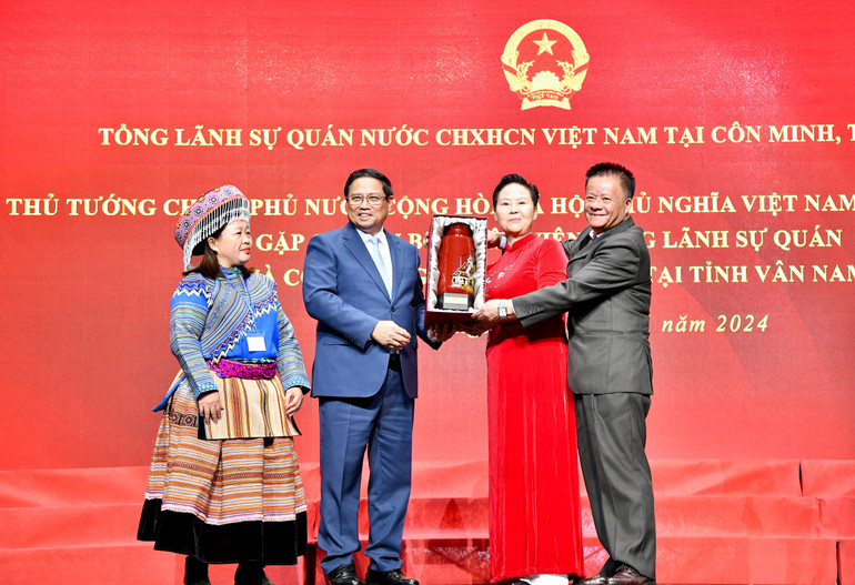 Thủ tướng Phạm Minh Chính tặng quà lưu niệm cho đại diện bà con cộng đồng kiều bào tại Vân Nam. (Ảnh: Thanh Giang)