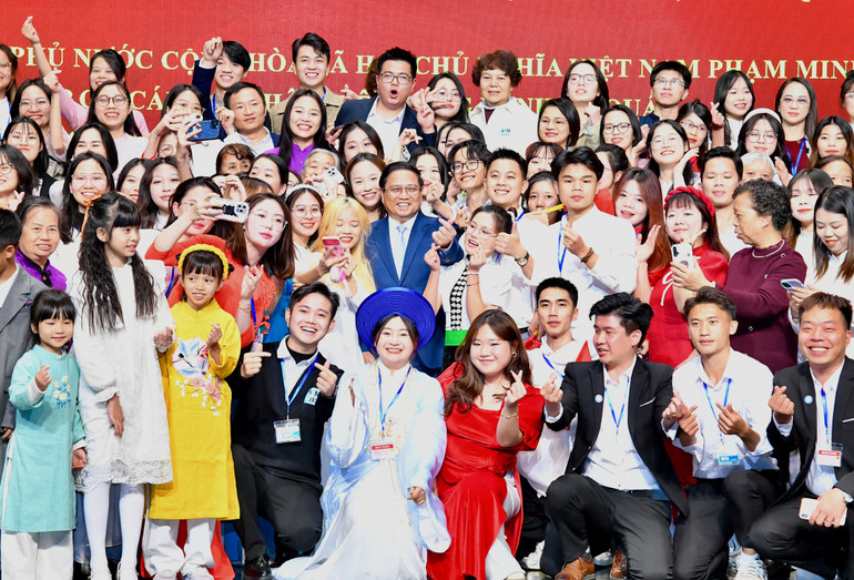 Thủ tướng Phạm Minh Chính với các sinh viên Việt Nam đang học tập tại Côn Minh. (Ảnh: Thanh Giang)
