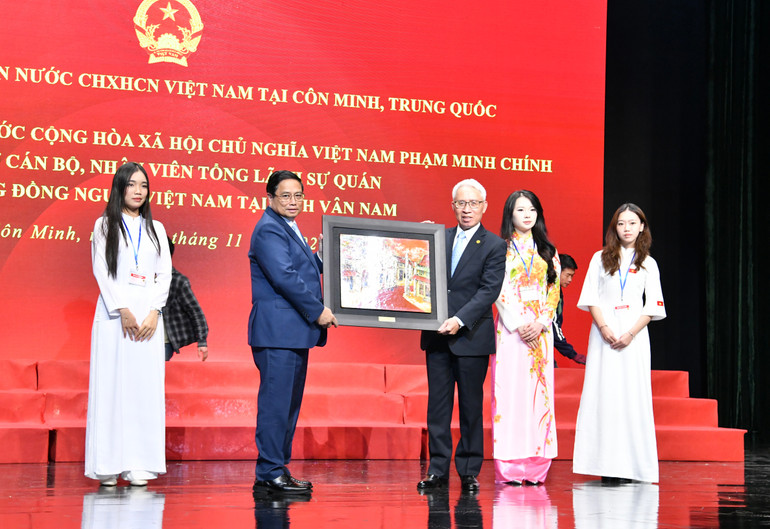 Thủ tướng Phạm Minh Chính tặng quà lưu niệm cho Đại sứ quán Việt Nam tại Trung Quốc. (Ảnh: Thanh Giang)