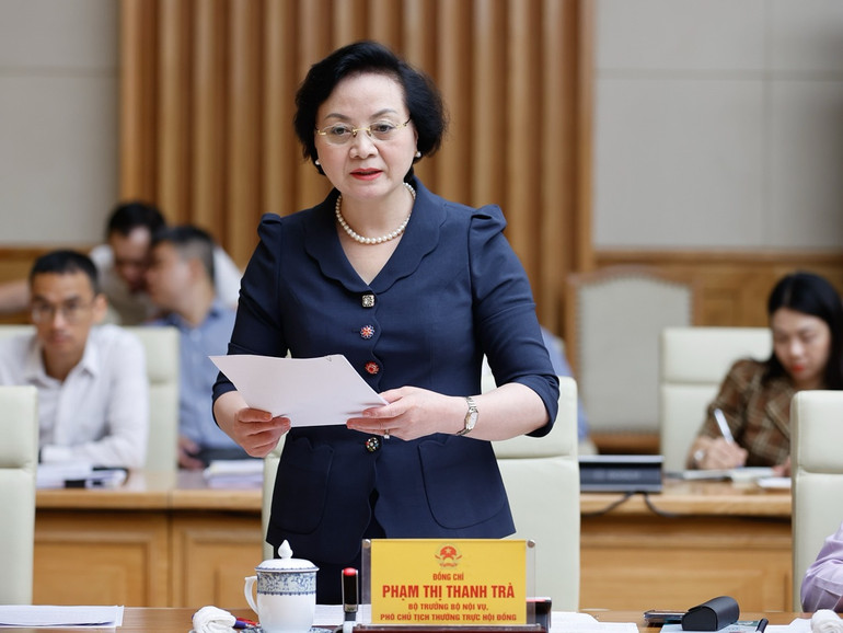 Bộ trưởng Nội vụ Phạm Thị Thanh Trà phát biểu ý kiến tại phiên họp. (Ảnh: TRẦN HẢI)