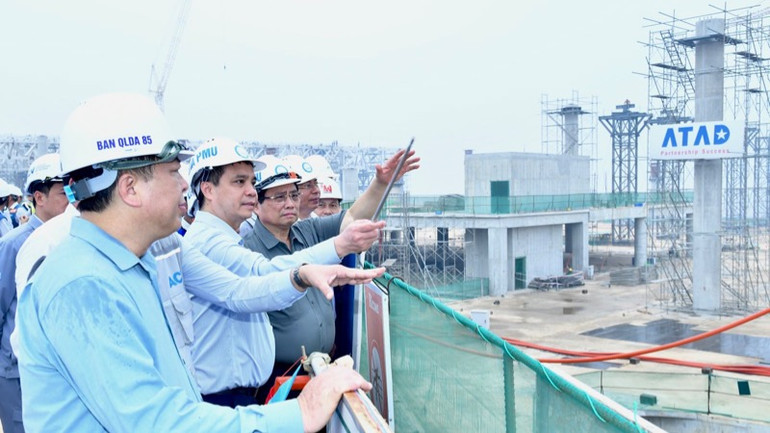 Thủ tướng Phạm Minh Chính thị sát công trường xây dựng Nhà ga hành khách. (Ảnh: THANH GIANG)