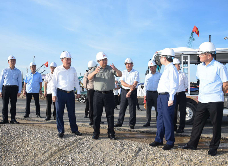Thủ tướng Phạm Minh Chính đi thị sát, chỉ đạo về tiến độ thi công công trình. (Ảnh: Trần Hải)