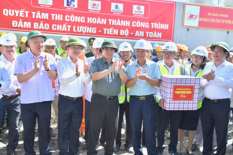 Thủ tướng Phạm Minh Chính tặng quà động viên các cán bộ, công nhân các đơn vị đang thi công trên công trường. (Ảnh: THANH GIANG) Thủ tướng Phạm Minh Chính tặng quà động viên các cán bộ, công nhân các đơn vị đang thi công trên công trường. (Ảnh: THANH GIANG)