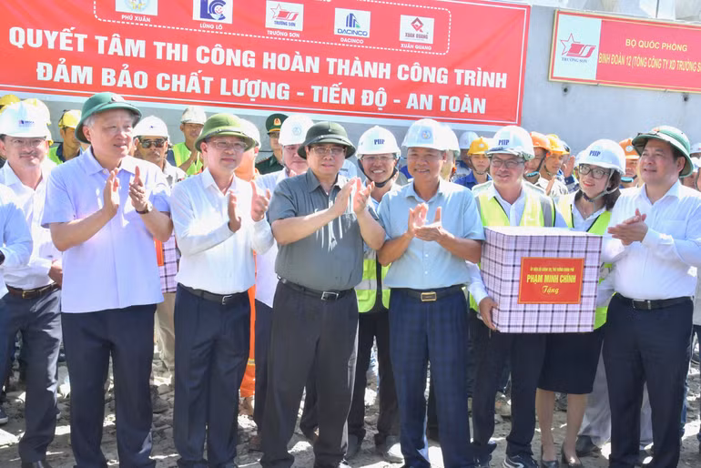 Thủ tướng Phạm Minh Chính tặng quà động viên các cán bộ, công nhân các đơn vị đang thi công trên công trường. (Ảnh: THANH GIANG)