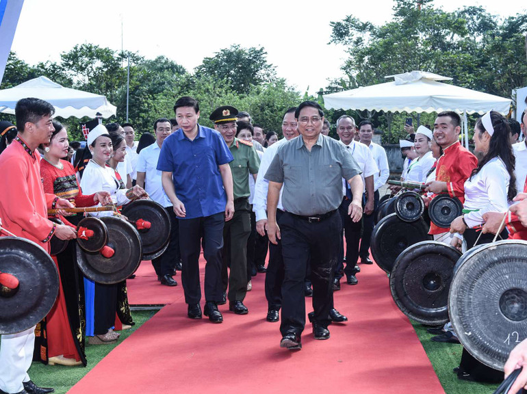 Thủ tướng Phạm Minh Chính tới dự Lễ khởi công xây dựng công trình cao tốc Hòa Bình-Mộc Châu. (Ảnh: Trần Hải)