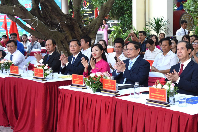 Thủ tướng Phạm Minh Chính và các đồng chí lãnh đạo, đại biểu tham dự Lễ khai giảng năm học mới. (Ảnh: TRẦN HẢI)