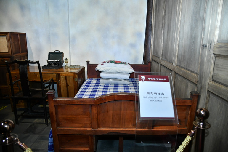 Hiện vật quý giá về cuộc đời hoạt động cách mạng của Chủ tịch Hồ Chí Minh được trưng bày tại Khu di tích. (Ảnh: Thanh Giang)