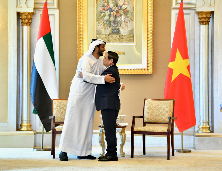 Thủ tướng Phạm Minh Chính và Bộ trưởng Kinh tế UAE Abdulla Bin Touq Al Marri ôm hôn tạm biệt. (Ảnh: Thanh Giang)