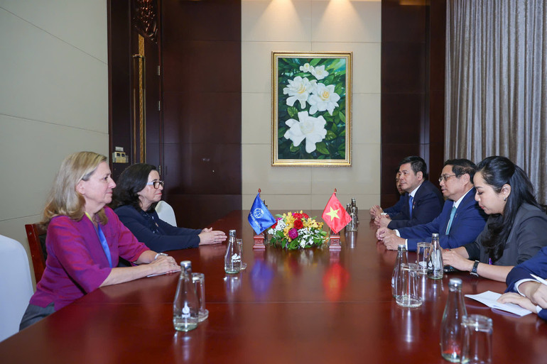 Thủ tướng Phạm Minh Chính tiếp bà Manuela Ferro, Phó Chủ tịch Ngân hàng Thế giới (WB) phụ trách khu vực Đông Á và Thái Bình Dương. (Ảnh: Nhật Bắc/VGP)