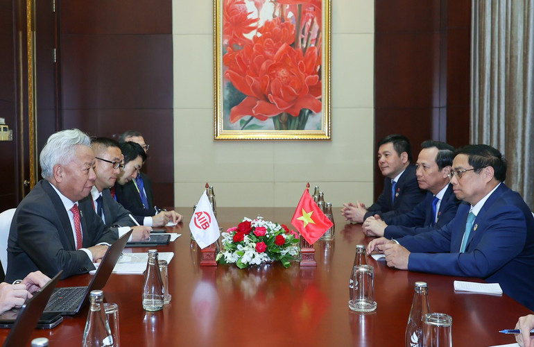Thủ tướng Phạm Minh Chính tiếp Chủ tịch Ngân hàng Đầu tư cơ sở hạ tầng châu Á (AIIB) Kim Lập Quần. (Ảnh: Nhật Bắc/VGP) Thủ tướng Phạm Minh Chính tiếp Chủ tịch Ngân hàng Đầu tư cơ sở hạ tầng châu Á (AIIB) Kim Lập Quần. (Ảnh: Nhật Bắc/VGP)