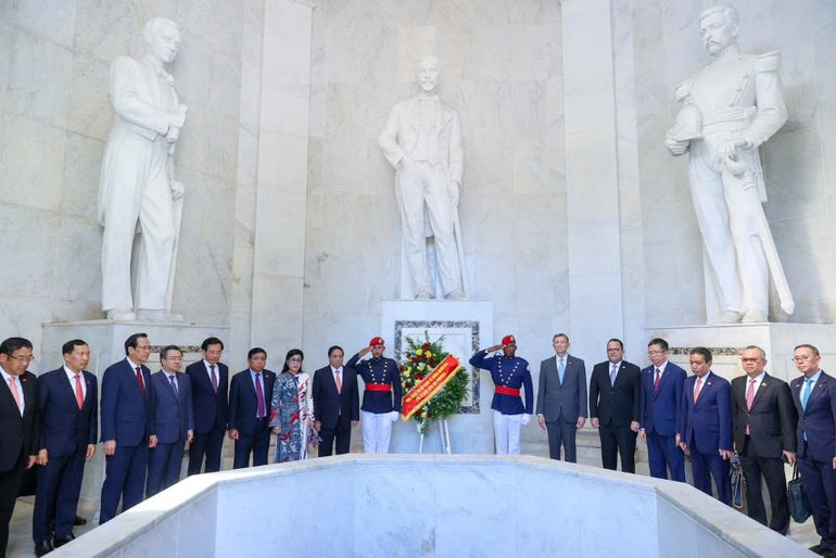 Thủ tướng Phạm Minh Chính và Phu nhân cùng các đại biểu đặt vòng hoa thực hiện nghi thức tưởng niệm. (Ảnh: Nhật Bắc/VGP)