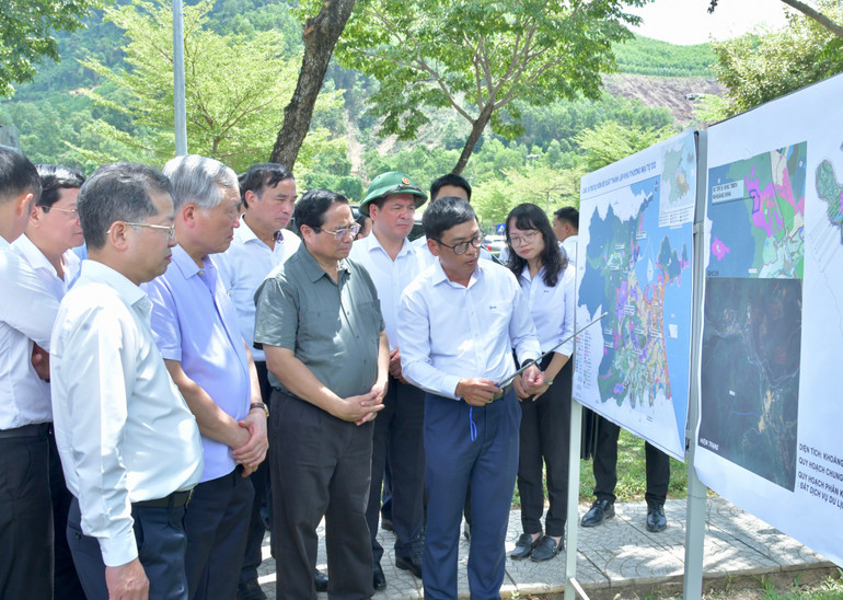 Thủ tướng Phạm Minh Chính cho ý kiến chỉ đạo về đầu tư xây dựng khu dịch vụ (vị trí số 5) thuộc Khu thương mại tự do Đà Nẵng. (Ảnh: THANH GIANG) Thủ tướng Phạm Minh Chính cho ý kiến chỉ đạo về đầu tư xây dựng khu dịch vụ (vị trí số 5) thuộc Khu thương mại tự do Đà Nẵng. (Ảnh: THANH GIANG)