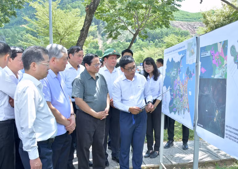 Thủ tướng Phạm Minh Chính cho ý kiến chỉ đạo về đầu tư xây dựng khu dịch vụ (vị trí số 5) thuộc Khu thương mại tự do Đà Nẵng. (Ảnh: THANH GIANG)