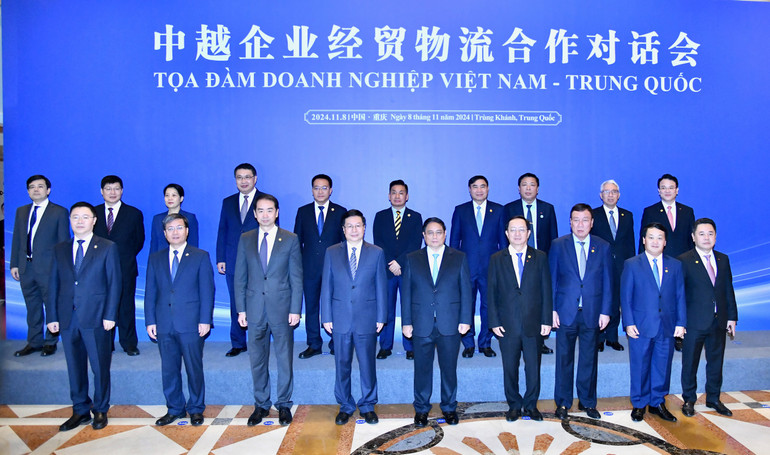 Thủ tướng Phạm Minh Chính với lãnh đạo các bộ, ban, ngành hai nước tham dự Tọa đàm (Ảnh: Thanh Giang).