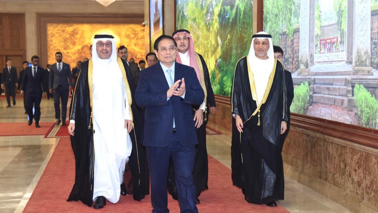 Thủ tướng Phạm Minh Chính giới thiệu cho các Đại sứ nét văn hoá Việt Nam (Ảnh: TRẦN HẢI)