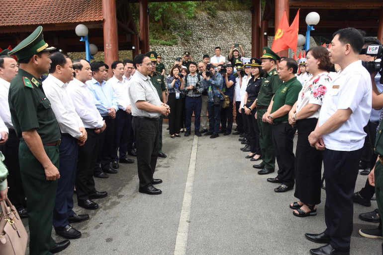 Thủ tướng Phạm Minh Chính nói chuyện với các lực lượng đang làm nhiệm vụ tại Cửa khẩu quốc tế Hữu Nghị, tỉnh Lạng Sơn. (Ảnh: TRẦN HẢI)