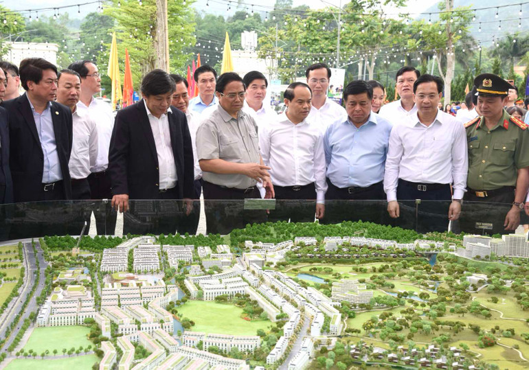 Thủ tướng Phạm Minh Chính thăm Khu đô thị Mailand Hoàng Đồng - Lạng Sơn. (Ảnh: TRẦN HẢI)