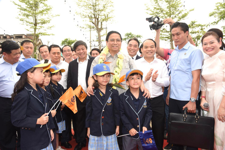 Thủ tướng Phạm Minh Chính thăm Trường mầm non Song ngữ quốc tế Victoria Mailand Hoàng Đồng. (Ảnh: TRẦN HẢI)