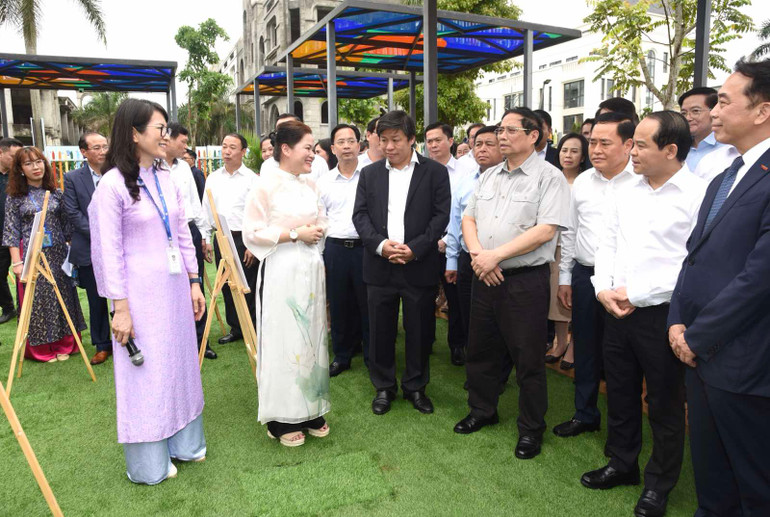 Thủ tướng Phạm Minh Chính nghe giới thiệu về Trường mầm non Song ngữ quốc tế Victoria Mailand Hoàng Đồng. (Ảnh: TRẦN HẢI)