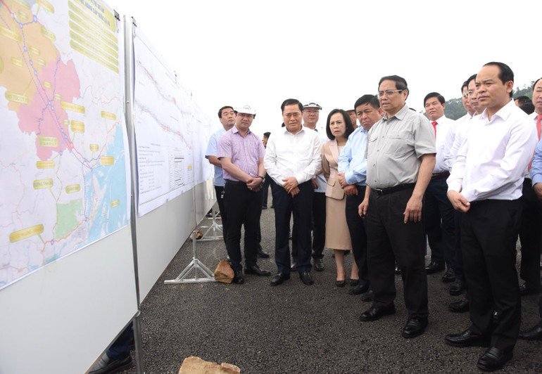 Thủ tướng Phạm Minh Chính đi thị sát, kiểm tra việc thi công Dự án cải tạo, nâng cấp quốc lộ 4B ở Lạng Sơn. (Ảnh: TRẦN HẢI)