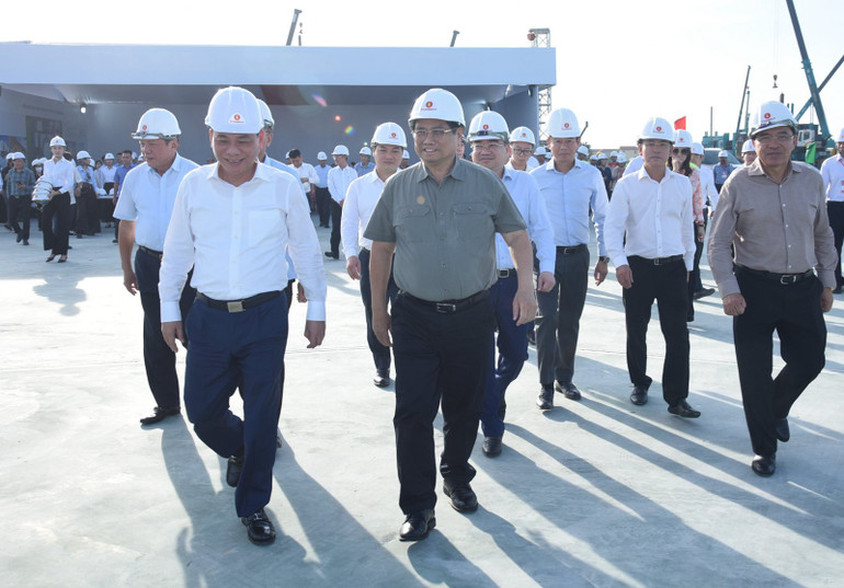 Thủ tướng Phạm Minh Chính tới kiểm tra, thị sát công trường xây dựng Trung tâm Hội chợ Triển lãm quốc gia. (Ảnh: Trần Hải)