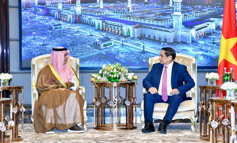 Thủ tướng Phạm Minh Chính tiếp ông Abdullah Mohammad Alzamil, Chủ tịch HĐQT Công ty Zamil Industrial. (Ảnh: THANH GIANG)