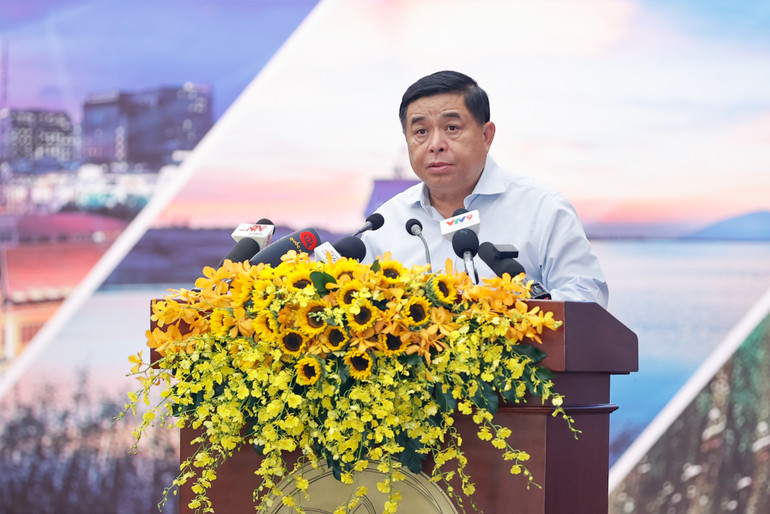 Bộ trưởng Kế hoạch và Đầu tư Nguyễn Chí Dũng phát biểu ý kiến tại Hội nghị. (Ảnh: THANH GIANG) Bộ trưởng Kế hoạch và Đầu tư Nguyễn Chí Dũng phát biểu ý kiến tại Hội nghị. (Ảnh: THANH GIANG)