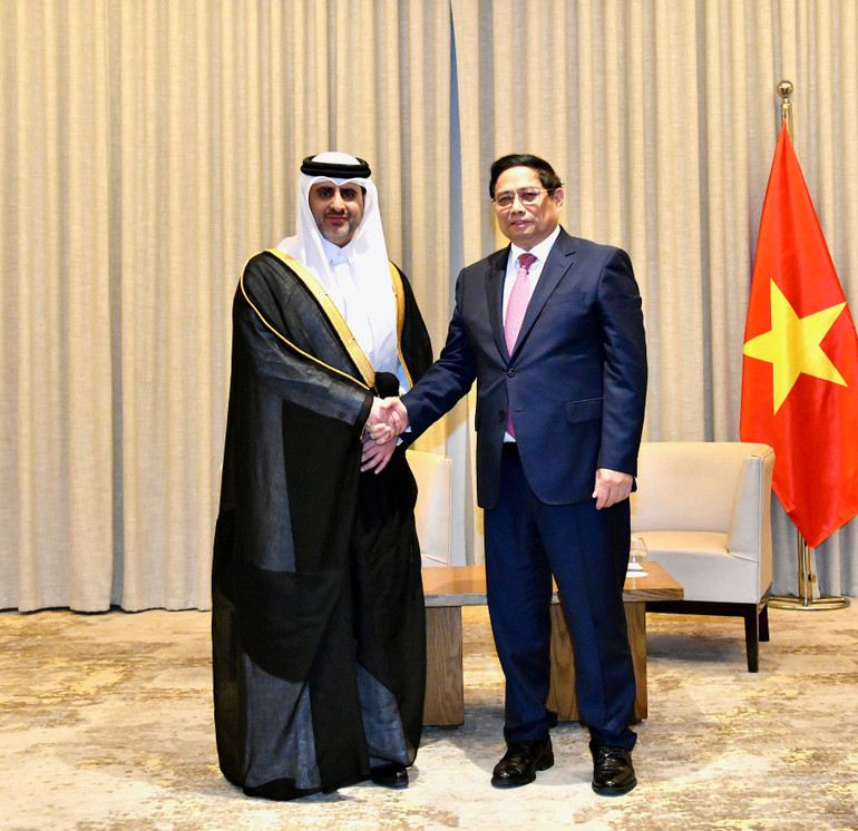 Thủ tướng Phạm Minh Chính và ông Sheikh Bandar Al Thani, Chủ tịch HĐQT Cơ quan Đầu tư Qatar (QIA). (Ảnh: Thanh Giang)
