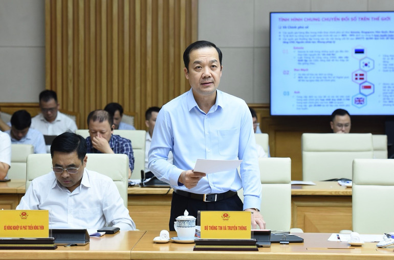 Lãnh đạo Bộ Thông tin và Truyền thông báo cáo tại hội nghị.(Ảnh: TRẦN HẢI)