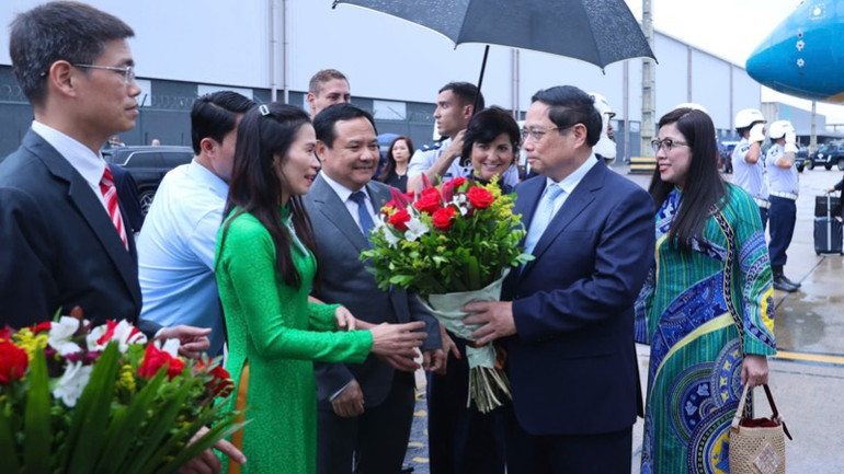 Cán bộ, nhân viên Đại sứ quán Việt Nam tại Brazil đón Thủ tướng Phạm Minh Chính và Phu nhân tại sân bay (Ảnh: Nhật Bắc/VGP).