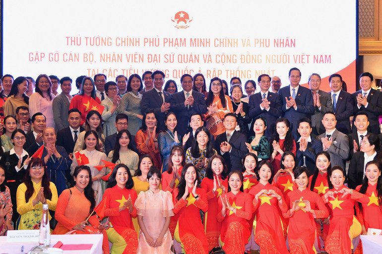 Thủ tướng Phạm Minh Chính và Phu nhân chụp ảnh chung với cán bộ, nhân viên Đại sứ quán, bà con cộng đồng người Việt Nam tại UAE (Ảnh: Thanh Giang).