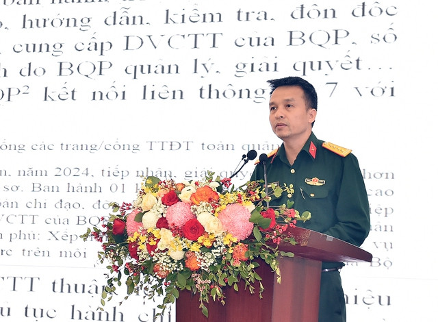 Đại tá Nguyễn Thanh Bình, Tổng Biên tập Cổng Thông tin điện tử Bộ Quốc phòng chia sẻ kinh nghiệm quản lý, vận hành, phát triển Cổng Thông tin điện tử Bộ Quốc phòng. (Ảnh: VGP)