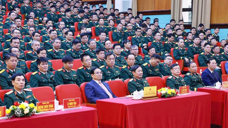 Thủ tướng Phạm Minh Chính và lãnh đạo Bộ Quốc phòng, Học viện Kỹ thuật Quân sự. (Ảnh: TRẦN HẢI)