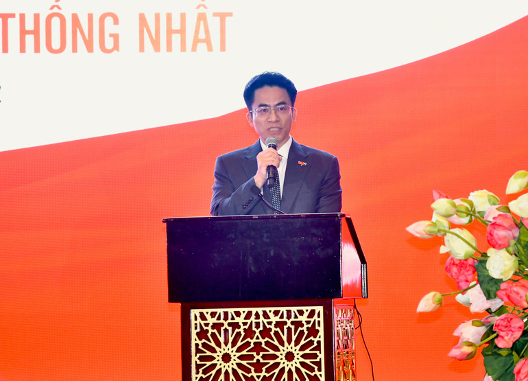 Đại sứ Việt Nam tại UAE Nguyễn Thanh Diệp phát biểu ý kiến tại buổi gặp gỡ (Ảnh: Thanh Giang).