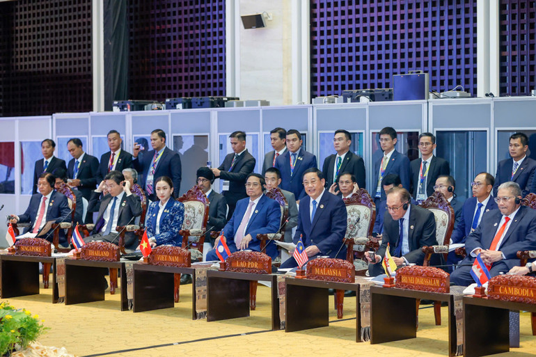 Thủ tướng Phạm Minh Chính và các nhà Lãnh đạo tham dự Phiên đối thoại với đại diện Hội đồng liên Nghị viện ASEAN (AIPA). (Ảnh: Nhật Bắc/VGP)