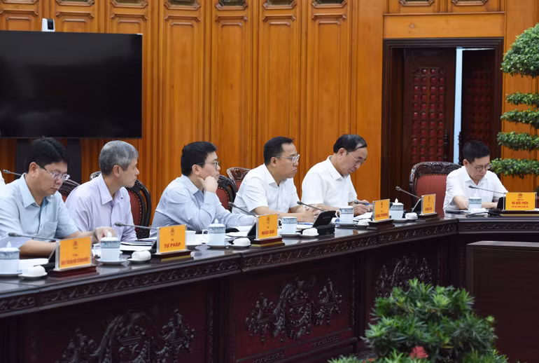 Đại diện lãnh đạo các bộ, ngành tham dự cuộc họp của Thường trực Chính phủ về bảo đảm cung ứng điện (Ảnh: Trần Hải).