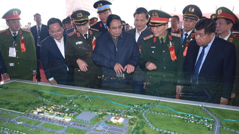 Thủ tướng Phạm Minh Chính nghe giới thiệu về quy hoạch xây dựng Sân bay Gia Bình. (Ảnh: Trần Hải)