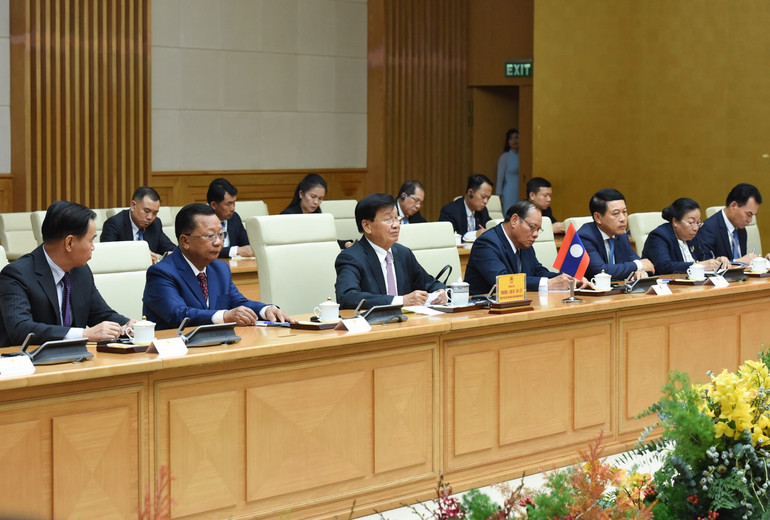 Tổng Bí thư, Chủ tịch nước Lào Thongloun Sisoulith và các đồng chí lãnh đạo Đảng, Nhà nước Lào. (Ảnh:TRẦN HẢI)