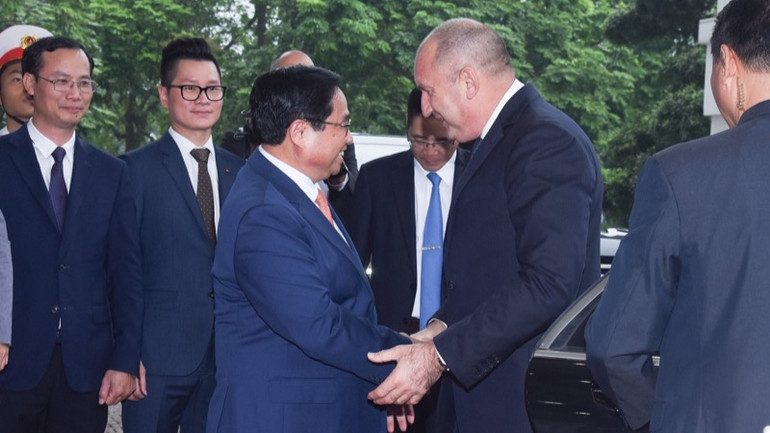 Thủ tướng Chính phủ Phạm Minh Chính nồng nhiệt chào đón Tổng thống Bulgaria Rumen Radev. (Ảnh: Trần Hải).