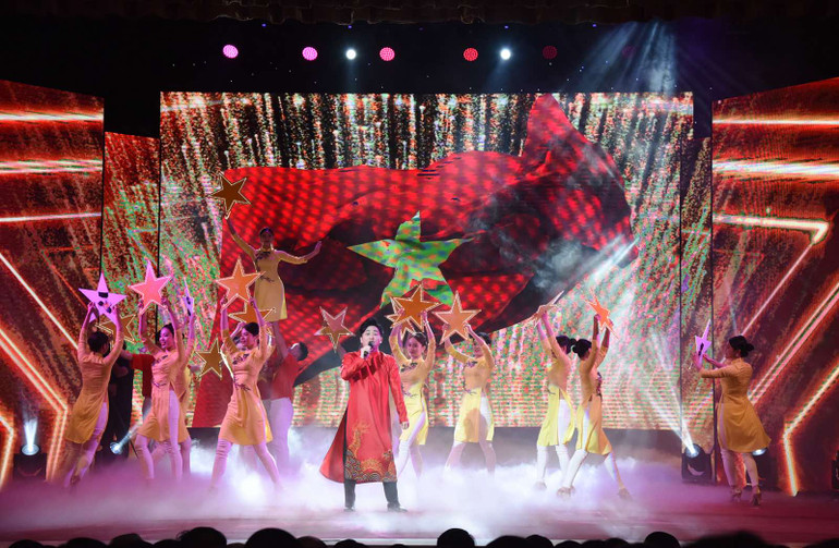 Một tiết mục văn nghệ biểu diễn tại chương trình. (Ảnh: Trần Hải)