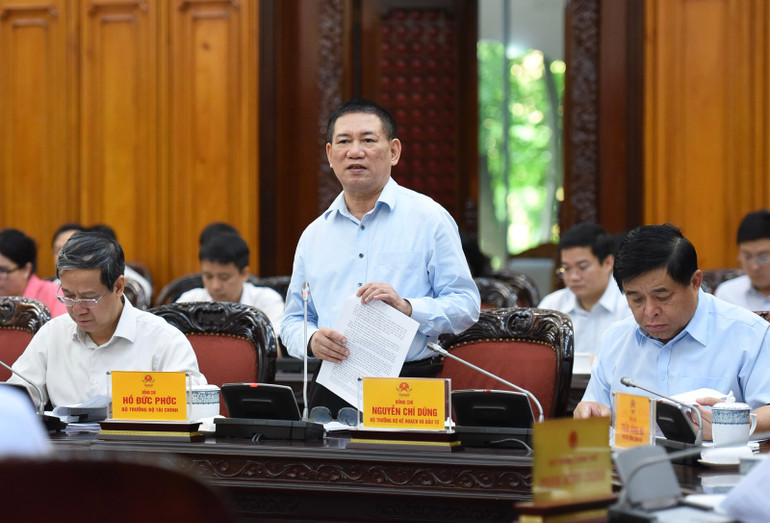 Bộ trưởng Tài chính Hồ Đức Phớc phát biểu tại cuộc họp Bộ trưởng Tài chính Hồ Đức Phớc phát biểu tại cuộc họp