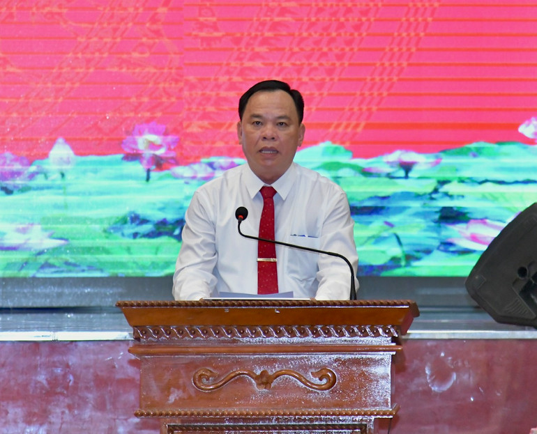 Chủ tịch Ủy ban nhân dân tỉnh Đồng Nai Võ Tấn Đức báo cáo Thủ tướng Chính phủ tại buổi làm việc. (Ảnh: Thanh Giang) Chủ tịch Ủy ban nhân dân tỉnh Đồng Nai Võ Tấn Đức báo cáo Thủ tướng Chính phủ tại buổi làm việc. (Ảnh: Thanh Giang)