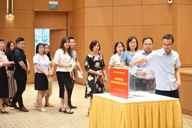 Cán bộ, công chức, viên chức, người lao động Văn phòng Chính phủ quyên góp ủng hộ đồng bào khắc phục hậu quả bão số 3. (Ảnh: Trần Hải)