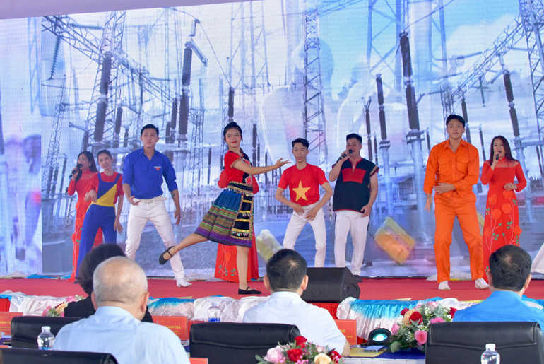 Một tiết mục văn nghệ biểu diễn tại Lễ phát động Đợt thi đua cao điểm. (Ảnh: THANH GIANG)