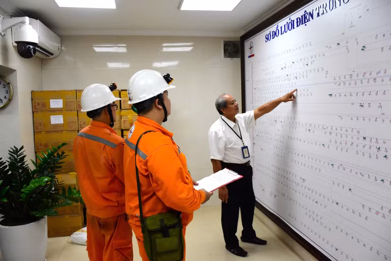 Cùng thời điểm, Công ty Điện lực Ba Đình rà soát các điểm quan trọng nhằm kịp thời ứng phó và xử lý các tình huống khẩn cấp. Cùng thời điểm, Công ty Điện lực Ba Đình rà soát các điểm quan trọng nhằm kịp thời ứng phó và xử lý các tình huống khẩn cấp.