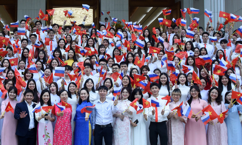 Đại diện người dân Thủ đô vẫy cờ chào mừng Tổng thống Liên bang Nga Vladimir Putin. (Ảnh: Trần Hải) Đại diện người dân Thủ đô vẫy cờ chào mừng Tổng thống Liên bang Nga Vladimir Putin. (Ảnh: Trần Hải)