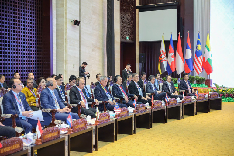 Các nhà Lãnh đạo tham dự Phiên đối thoại với đại diện Hội đồng Tư vấn Kinh doanh ASEAN (ASEAN-BAC). (Ảnh: Nhật Bắc/VGP)